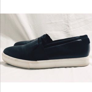 Black pointed sneakers